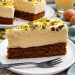 Eierlikörmousse-Torte mit Schokoladenglasur und Dekoration