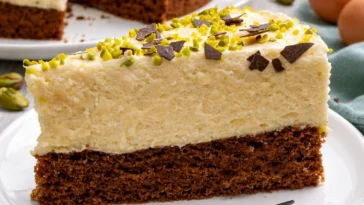 Eierlikörmousse-Torte mit Schokoladenglasur und Dekoration