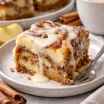 Einfacher Zimtkuchen mit Zimtgeschmack auf einem Teller serviert.