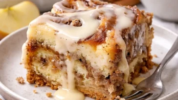 Einfacher Zimtkuchen mit Zimtgeschmack auf einem Teller serviert.