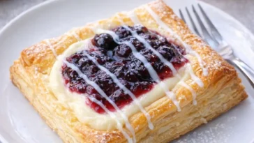 Blätterteig-Frischkäse frisch aus dem Ofen.