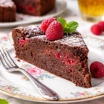 Einfache Schokoladentarte mit Himbeeren auf einem schönen Dessertteller