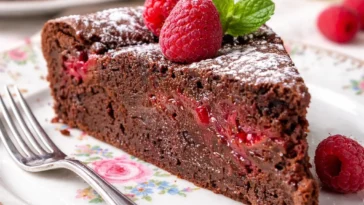 Einfache Schokoladentarte mit Himbeeren auf einem schönen Dessertteller