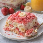 Erdbeer-Crunch-Bananenpudding mit frischen Erdbeeren und knusprigem Topping.