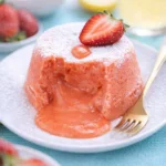 Erdbeer Lava Kuchen mit schmelzender Schokolade und frischen Erdbeeren