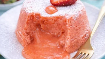 Erdbeer Lava Kuchen mit schmelzender Schokolade und frischen Erdbeeren