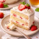 Erdbeer Mascarpone Torte mit weißer Schokolade auf einem eleganten Teller