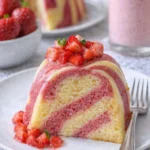 Erdbeer-Milchshake-Poundcake mit frischen Erdbeeren und Sahne