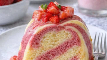 Erdbeer-Milchshake-Poundcake mit frischen Erdbeeren und Sahne