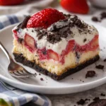 Erdbeer Oreo Käsekuchen Riegel auf einem Teller serviert