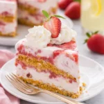 Erdbeer-Shortcake-Eiscreme-Kuchen mit frischen Erdbeeren und Sahne