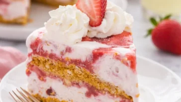 Erdbeer-Shortcake-Eiscreme-Kuchen mit frischen Erdbeeren und Sahne