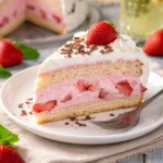 Leckere Erdbeertorte mit frischen Erdbeeren und Sahne