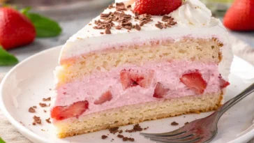 Leckere Erdbeertorte mit frischen Erdbeeren und Sahne