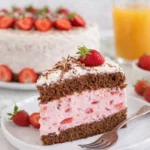 Erdbeertorte mit Yogurette auf einem hübschen Teller
