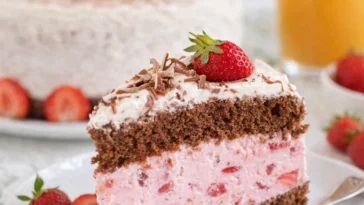 Erdbeertorte mit Yogurette auf einem hübschen Teller