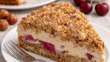 Espresso-Nuss-Torte mit saftigen Kirschen und schokoladiger Glasur