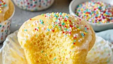 Fanta Muffins mit fruchtigem Geschmack und buntem Topping.