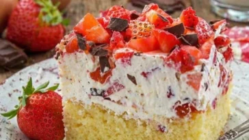 Fantakuchen vom Blech mit Schmand und Erdbeeren – leckeres Rezept