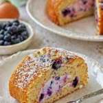 Feine Dinkelroulade mit Heidelbeercreme als köstliches Dessert