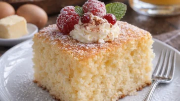 Französischer Butterkuchen frisch gebacken auf einem Teller
