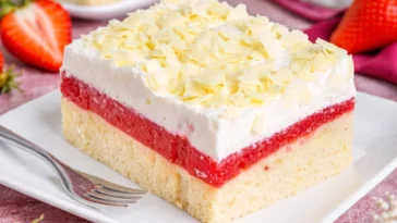 Frau-Holle-Kuchen mit einer saftigen Apfelfüllung auf einem Teller