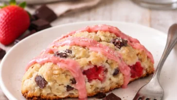 Frische Apfel-Zimt-Scones mit Äpfeln und Zimt auf einem Tisch