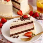 Leckere Fürst-Pückler-Torte aus Schokolade, Vanille und Erdbeeren auf einem Teller
