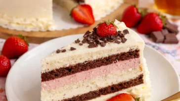 Leckere Fürst-Pückler-Torte aus Schokolade, Vanille und Erdbeeren auf einem Teller