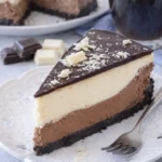 Geschichteter Schokoladen-Cheesecake mit delikater Schokoladensauce und Erdbeeren