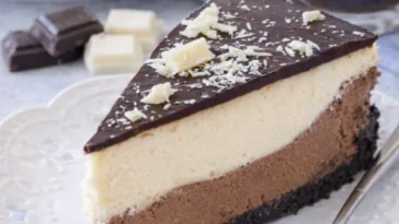 Geschichteter Schokoladen-Cheesecake mit delikater Schokoladensauce und Erdbeeren