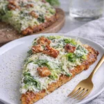 Hähnchen-Caesar-Salat-Pizza mit frischem Salat und knusprigem Boden