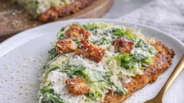 Hähnchen-Caesar-Salat-Pizza mit frischem Salat und knusprigem Boden
