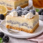 Himmlischer Mohnkuchen mit knuspriger Kruste auf dem Tisch serviert