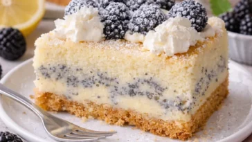 Himmlischer Mohnkuchen mit knuspriger Kruste auf dem Tisch serviert