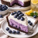 Köstlicher Heidelbeerkuchen mit frischen Heidelbeeren auf einem Teller