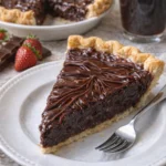 Heißer Fudge-Pie mit reichhaltiger Schokoladensauce serviert