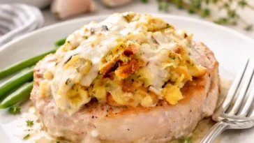 Herzhafte Schweinekoteletts mit Füllung und Soße auf einem Teller