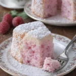 Saftiger Himbeer-Engelskuchen auf einem Teller, dekoriert mit frischen Himbeeren.