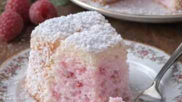 Saftiger Himbeer-Engelskuchen auf einem Teller, dekoriert mit frischen Himbeeren.