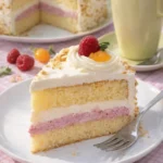 Himbeer-Pfirsich-Torte mit frischen Früchten und Sahneverzierung.