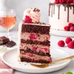 Himbeer-Törtchen mit frischen Himbeeren und Sahne in einer eleganten Präsentation.