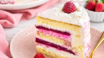 Himbeer-Zitronen Torte mit frischen Himbeeren und Zitronenglasur