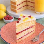 Himbeer-Zitronen-Torte laktosefrei, mit frischen Himbeeren und Zitrone dekoriert