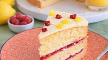 Himbeer-Zitronen-Torte laktosefrei, mit frischen Himbeeren und Zitrone dekoriert