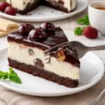 Himmlisch cremige Torte mit leckeren Schichten und dekadentem Topping