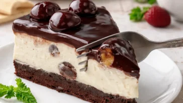 Himmlisch cremige Torte mit leckeren Schichten und dekadentem Topping