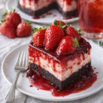 Himmlischer Erdbeerkuchen mit frischen Erdbeeren und Sahne