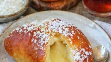 Leckeres Hörnchen-Puddingteilchen mit cremiger Füllung auf einem Teller.