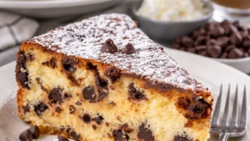 Italienischer Ricotta-Kuchen mit Schokoladenstückchen auf einem Teller